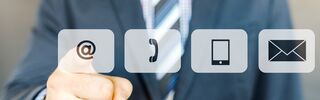Finger und E-Mail Symbol